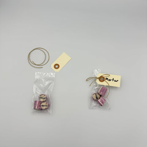 Konfirmand bolsje bordkort, 3 stk. bolsjer i lille pose + bånd og skilt