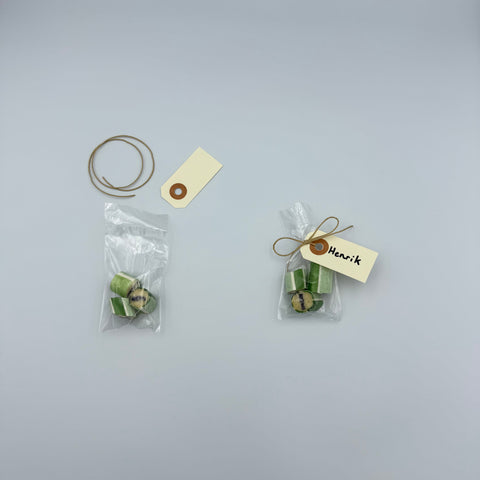 Konfirmand bolsje bordkort, 3 stk. bolsjer i lille pose + bånd og skilt